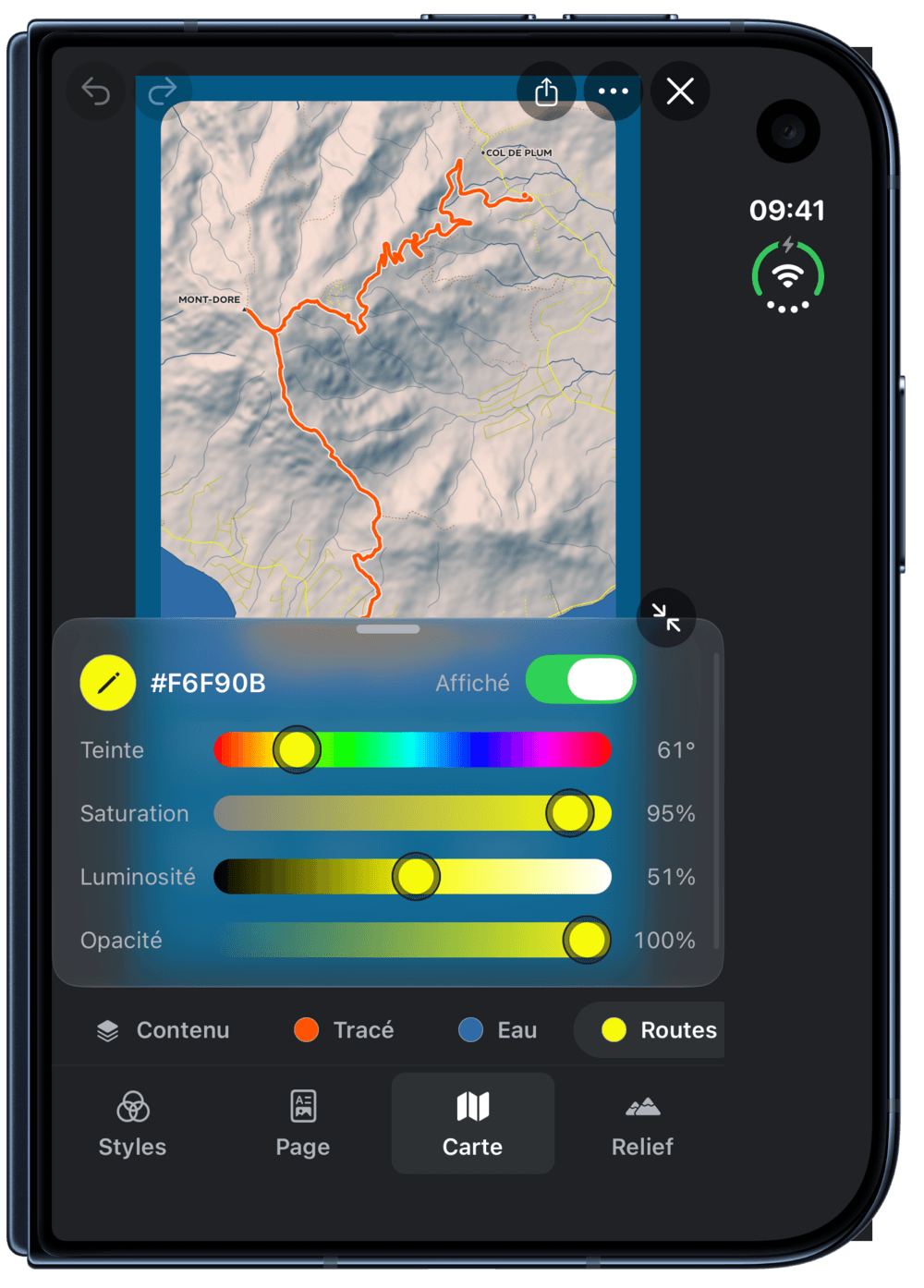 Adret sur l’écran extérieur d’un iPhone Duo plié : l’affiche du Mont-Dore, et posé sur sa moitié basse le panneau des routes, ouvert sur sa couleur, au-dessus de la rangée Contenu, Tracé, Eau et Routes.